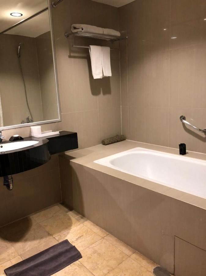 Golden City Hotel And Convention Center - Chse Certified Semarang Kültér fotó