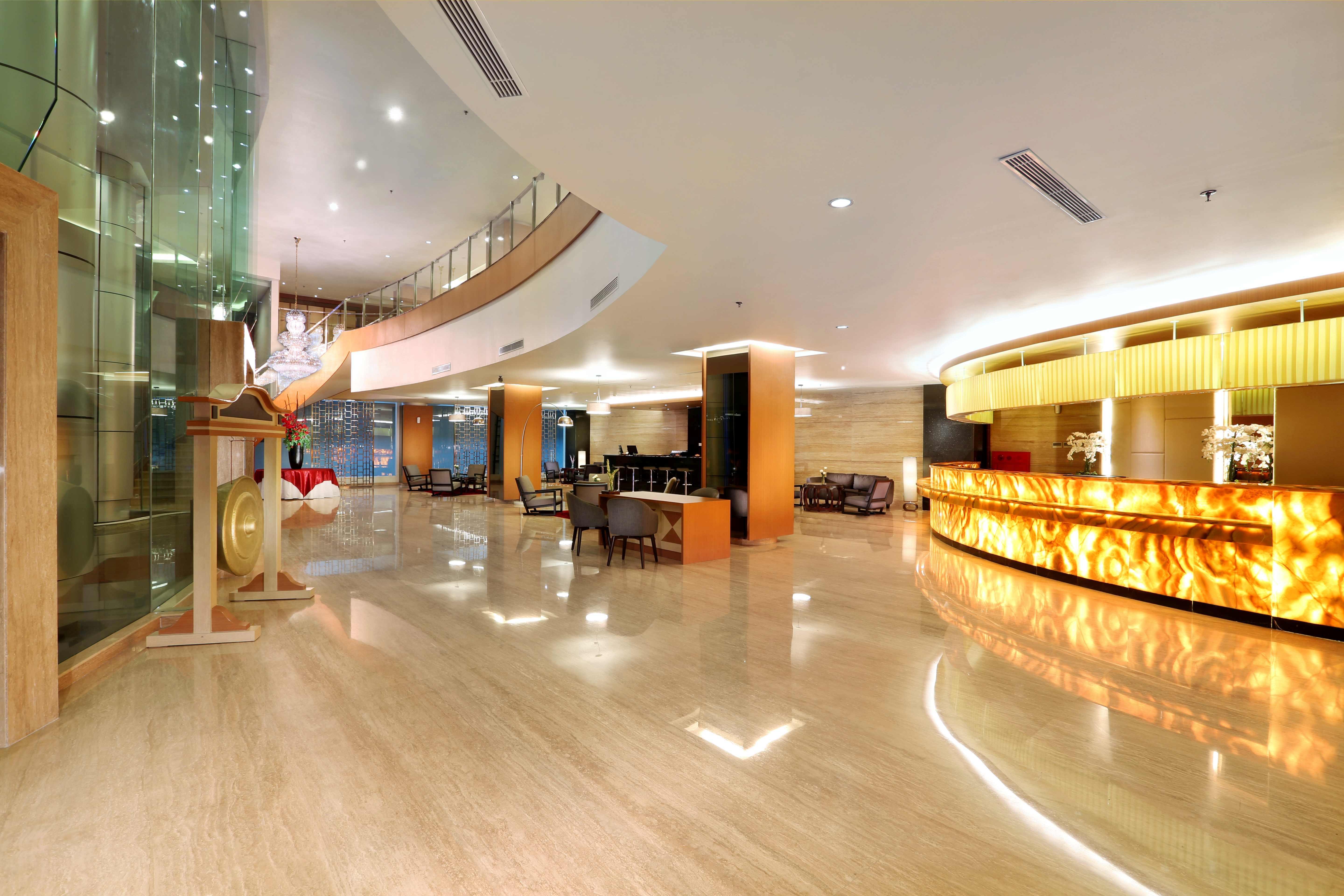 Golden City Hotel And Convention Center - Chse Certified Semarang Kültér fotó