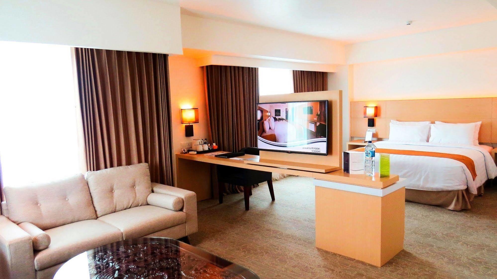 Golden City Hotel And Convention Center - Chse Certified Semarang Kültér fotó