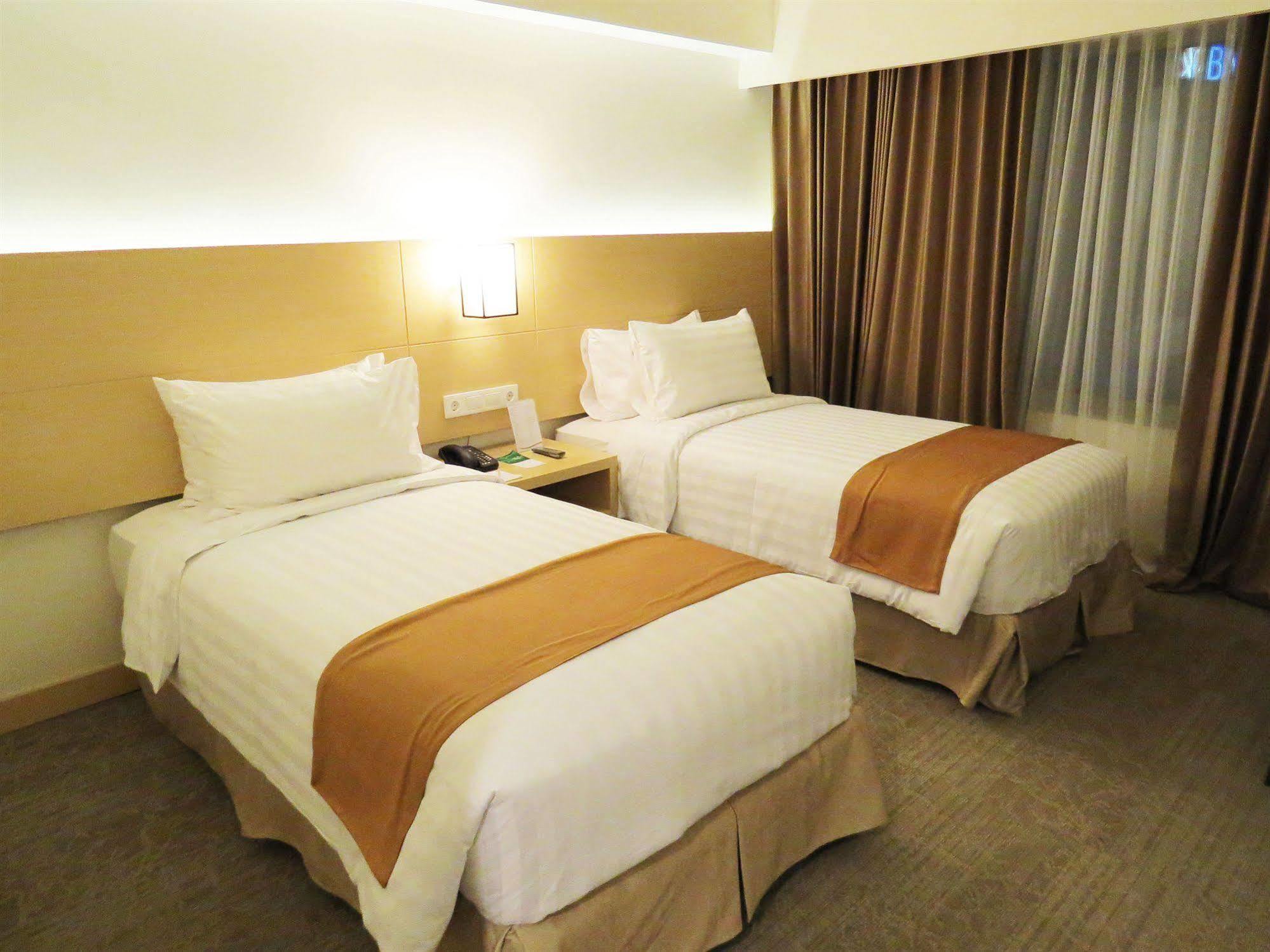 Golden City Hotel And Convention Center - Chse Certified Semarang Kültér fotó