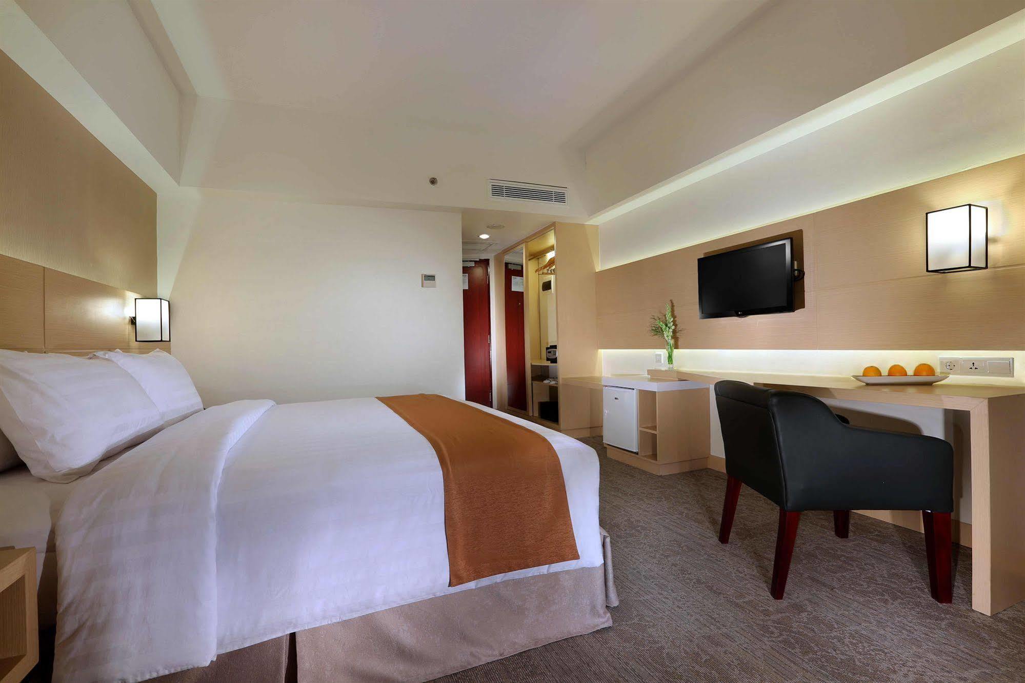 Golden City Hotel And Convention Center - Chse Certified Semarang Kültér fotó