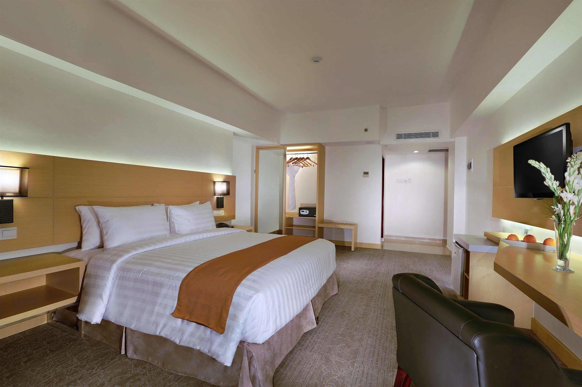 Golden City Hotel And Convention Center - Chse Certified Semarang Kültér fotó