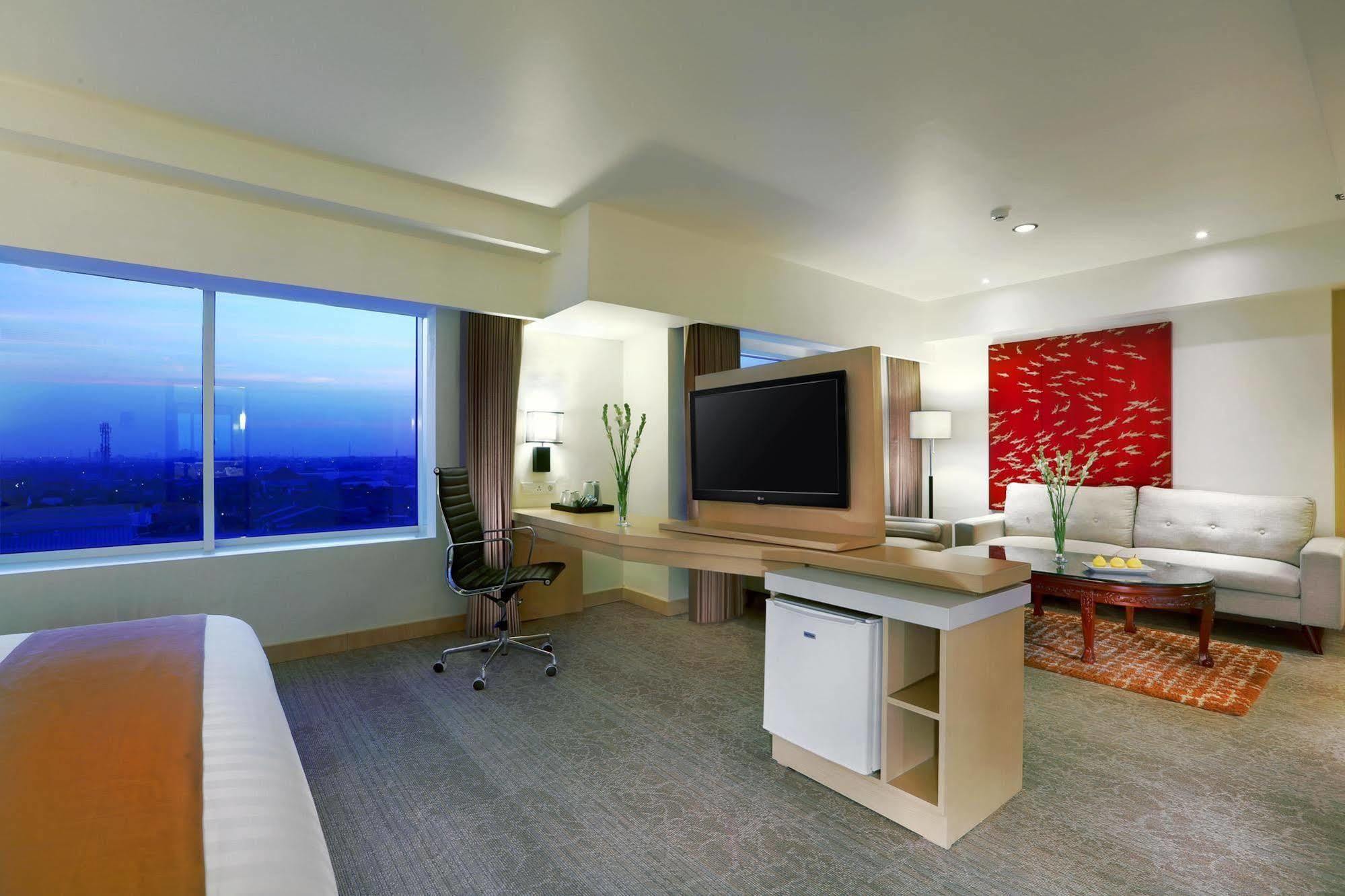 Golden City Hotel And Convention Center - Chse Certified Semarang Kültér fotó